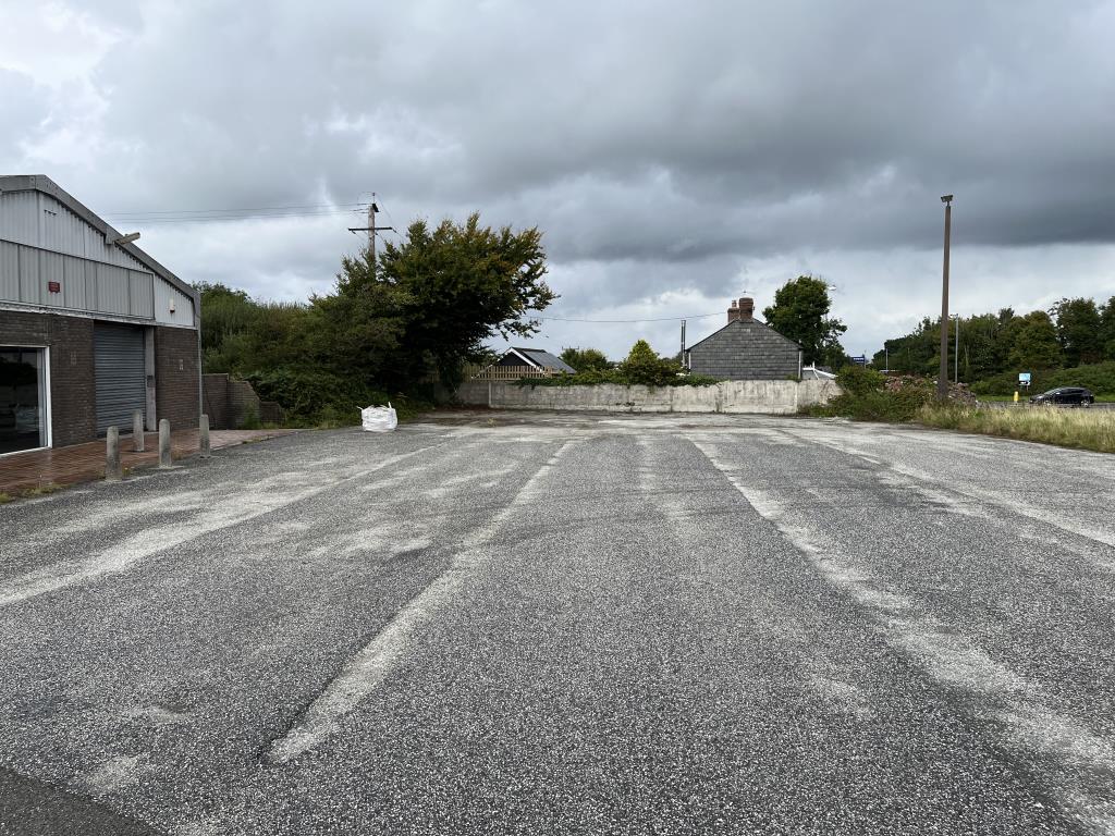 Lot: 58 - TRADING ESTATE WITH POTENTIAL - Parking